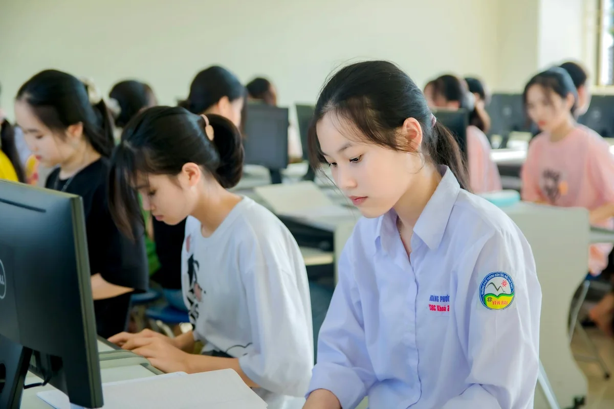校园题材封面卡，画面以教室与走廊场景为主